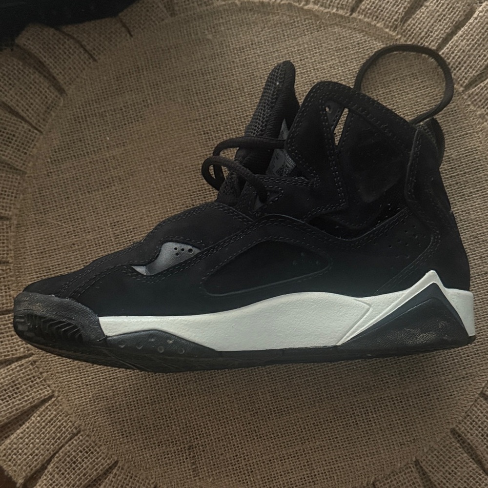 Nike Jordan True Flight Black and White Great Condition. Size 4Y - Picture 3 of 11